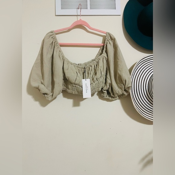 It’s a top (Madison The Label) and skirt set Uniclo Gorgeous piece - Picture 5 of 5